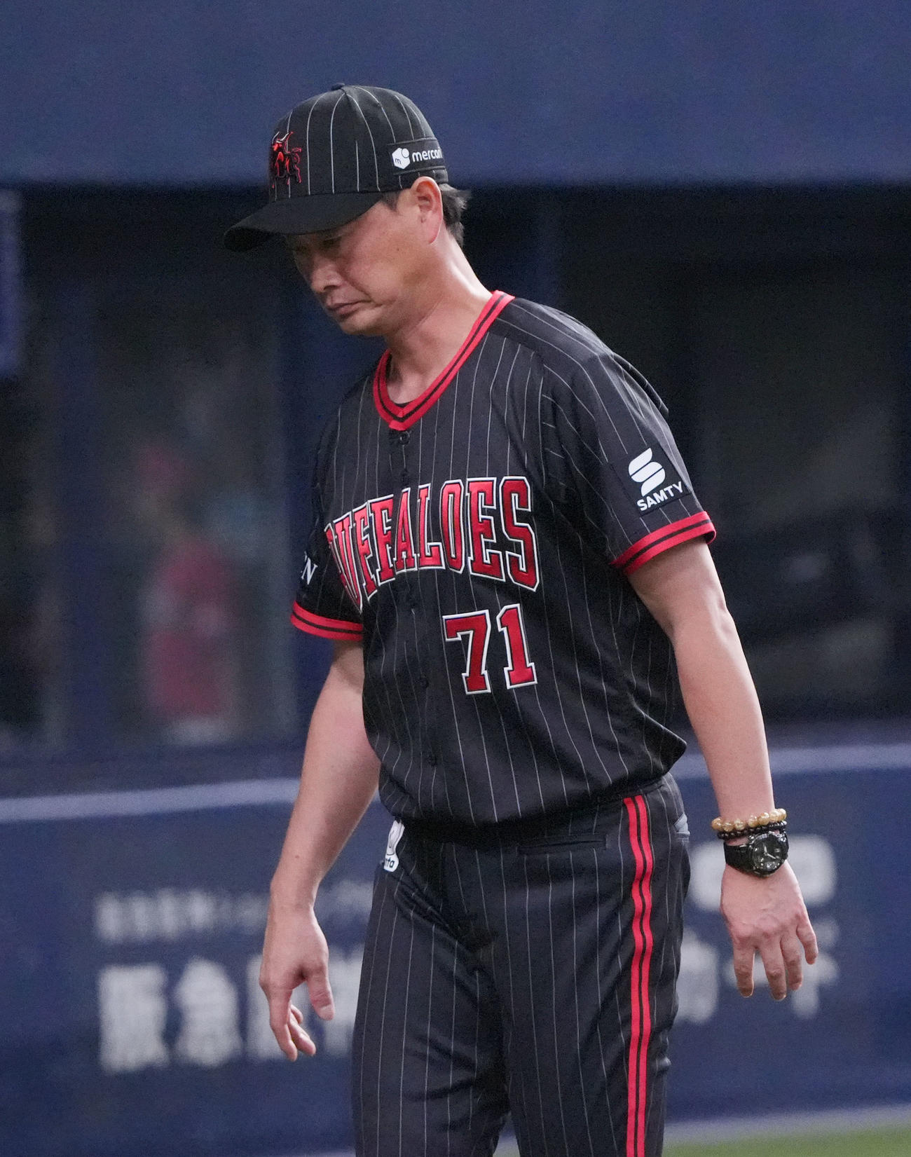 オリックス対楽天　8回終了、選手交代を告げベンチへ戻る岸田監督（撮影・森本幸一）