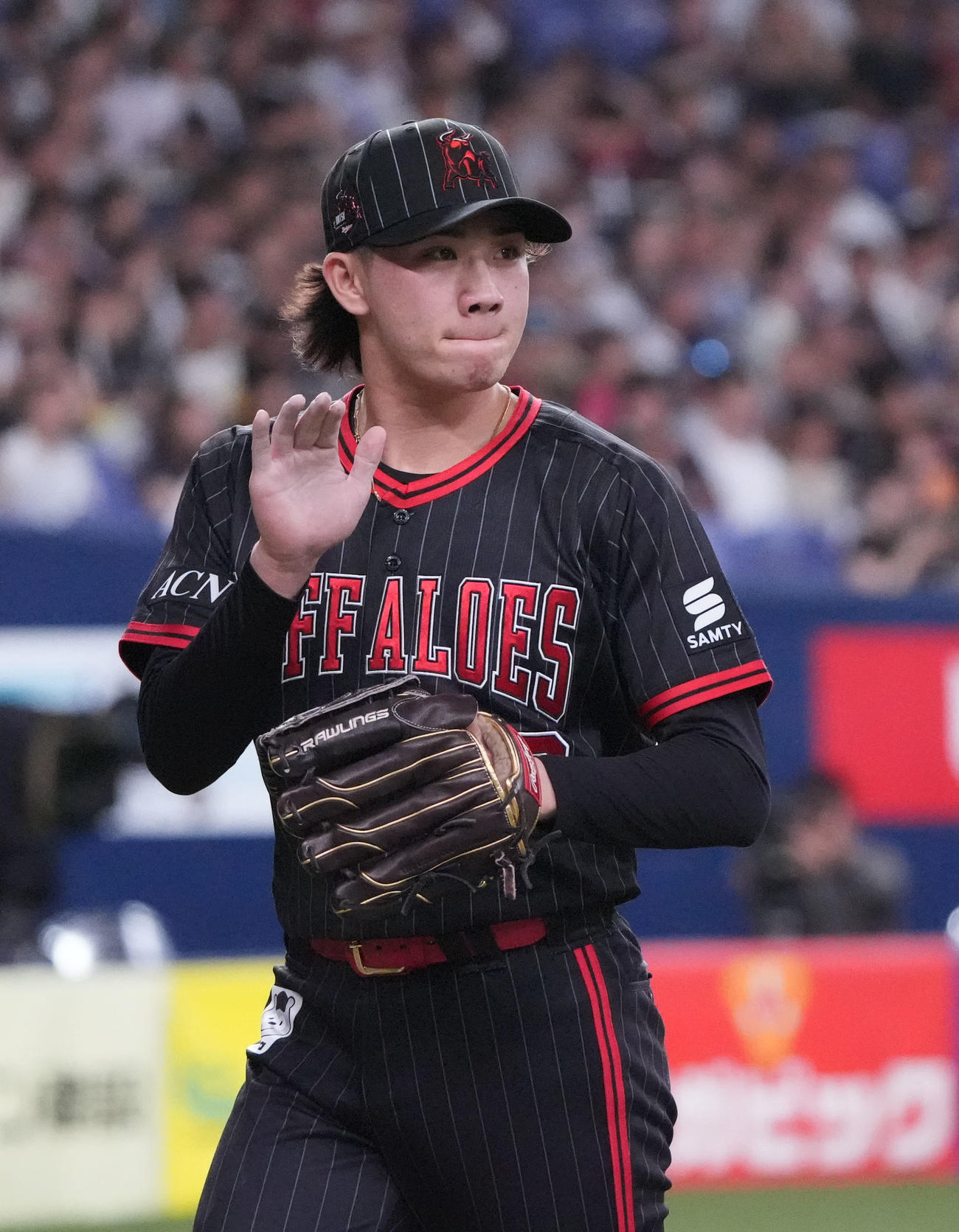 オリックス対楽天　7回表終了、グラブを叩きながらベンチへ戻る片山（撮影・森本幸一）