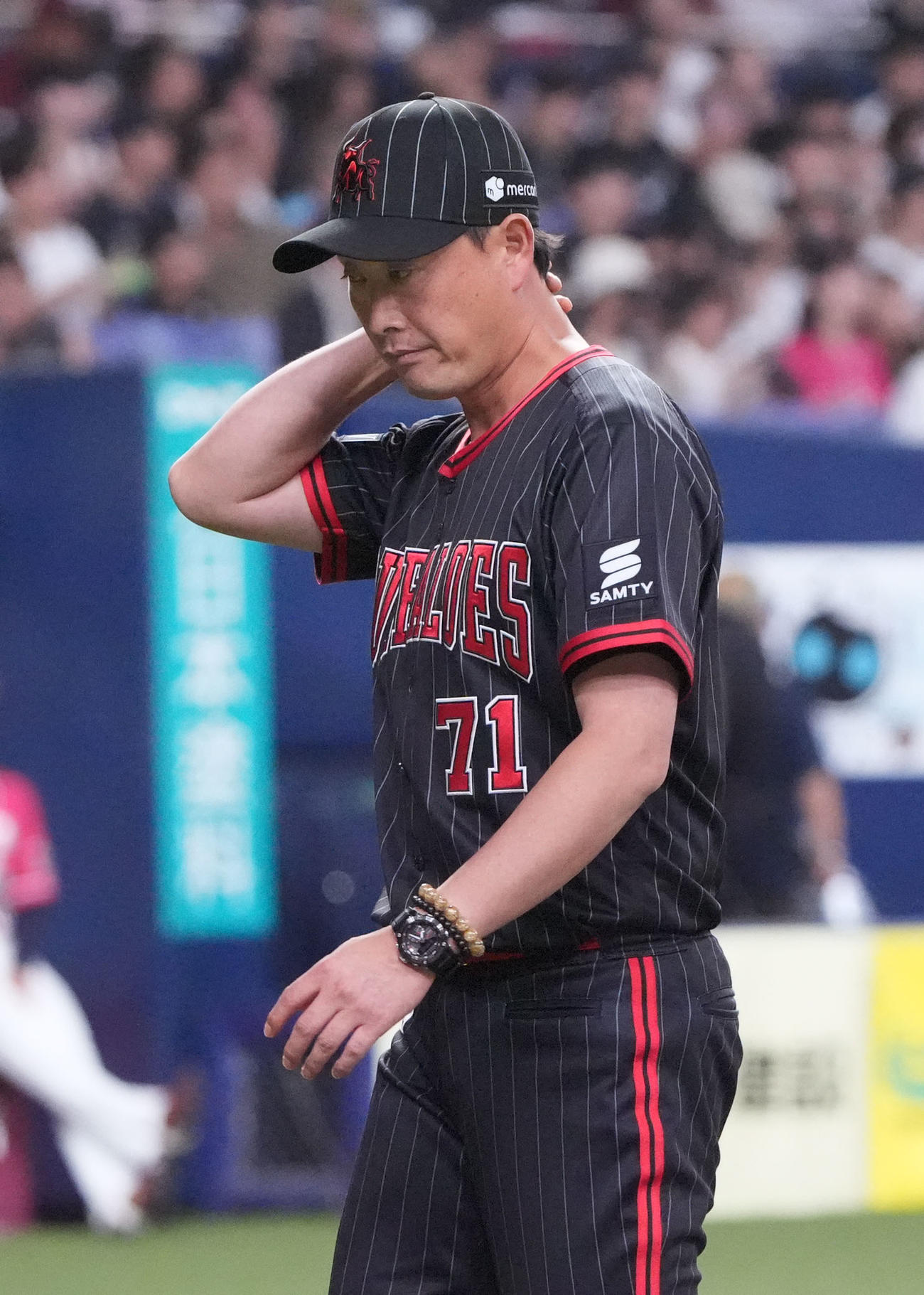オリックス対楽天　5回表楽天1死一、三塁、投手交代を告げベンチへ戻る岸田監督（撮影・森本幸一）