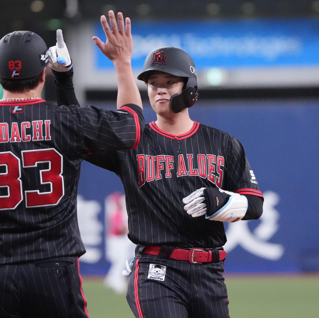 オリックス対楽天　6回裏オリックス1死満塁、太田（右）は中前2点適時打を放ちベンチへアピールする（撮影・森本幸一）
