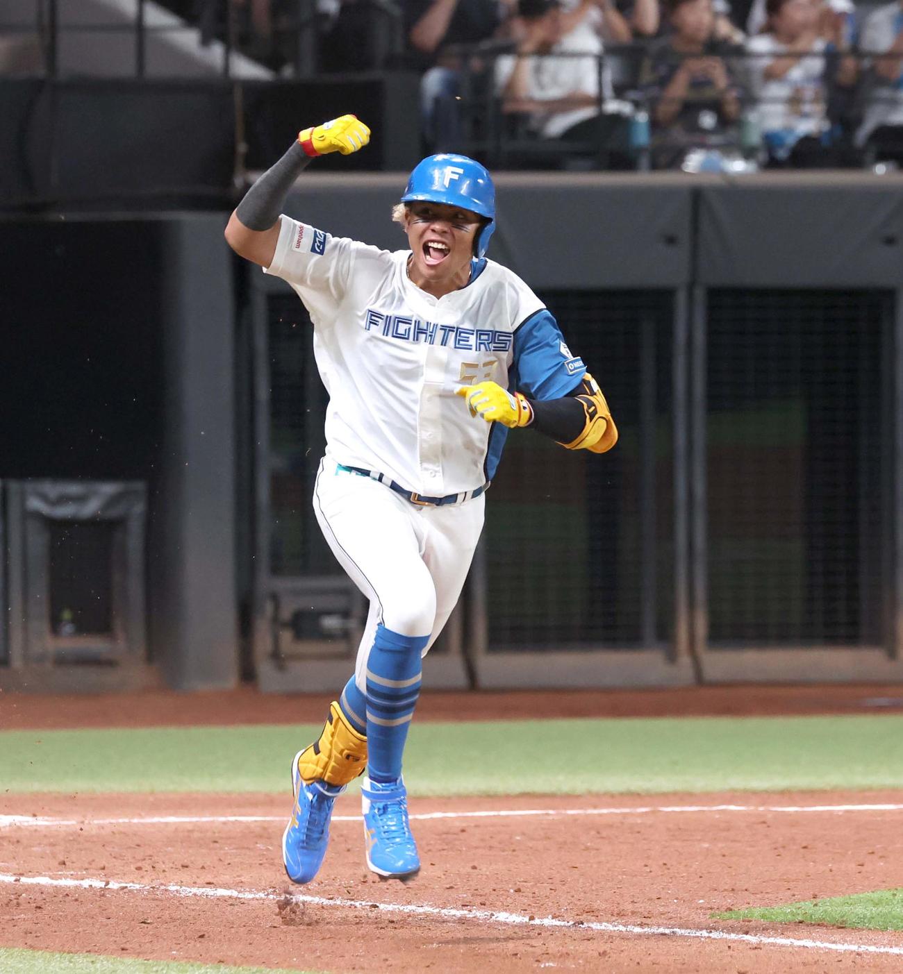日本ハム対ロッテ　9回裏日本ハム1死満塁、左前にサヨナラ打を放ちガッツポーズの水谷（撮影・黒川智章）