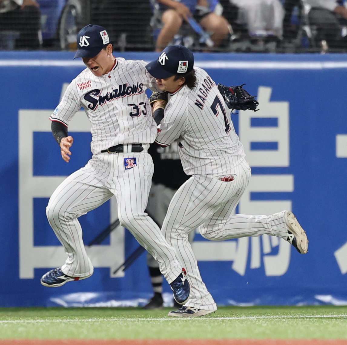 ヤクルト対DeNA 3回表DeNA2死、林の打球を追い交錯する内山（左）と長岡（撮影・野上伸悟）