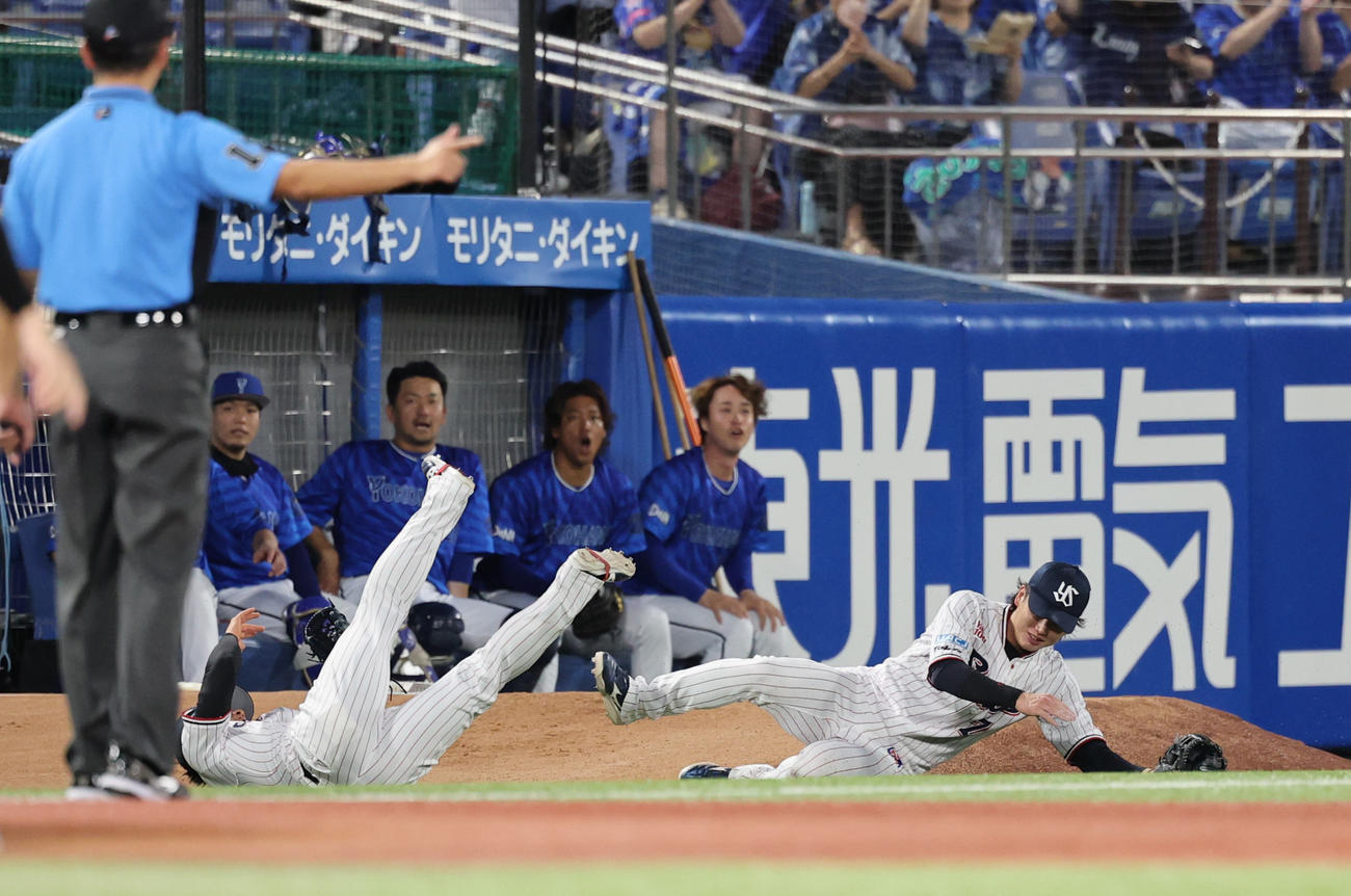 ヤクルト対DeNA 3回表DeNA2死、林の打球を追い交錯する内山（左）と長岡（撮影・野上伸悟）
