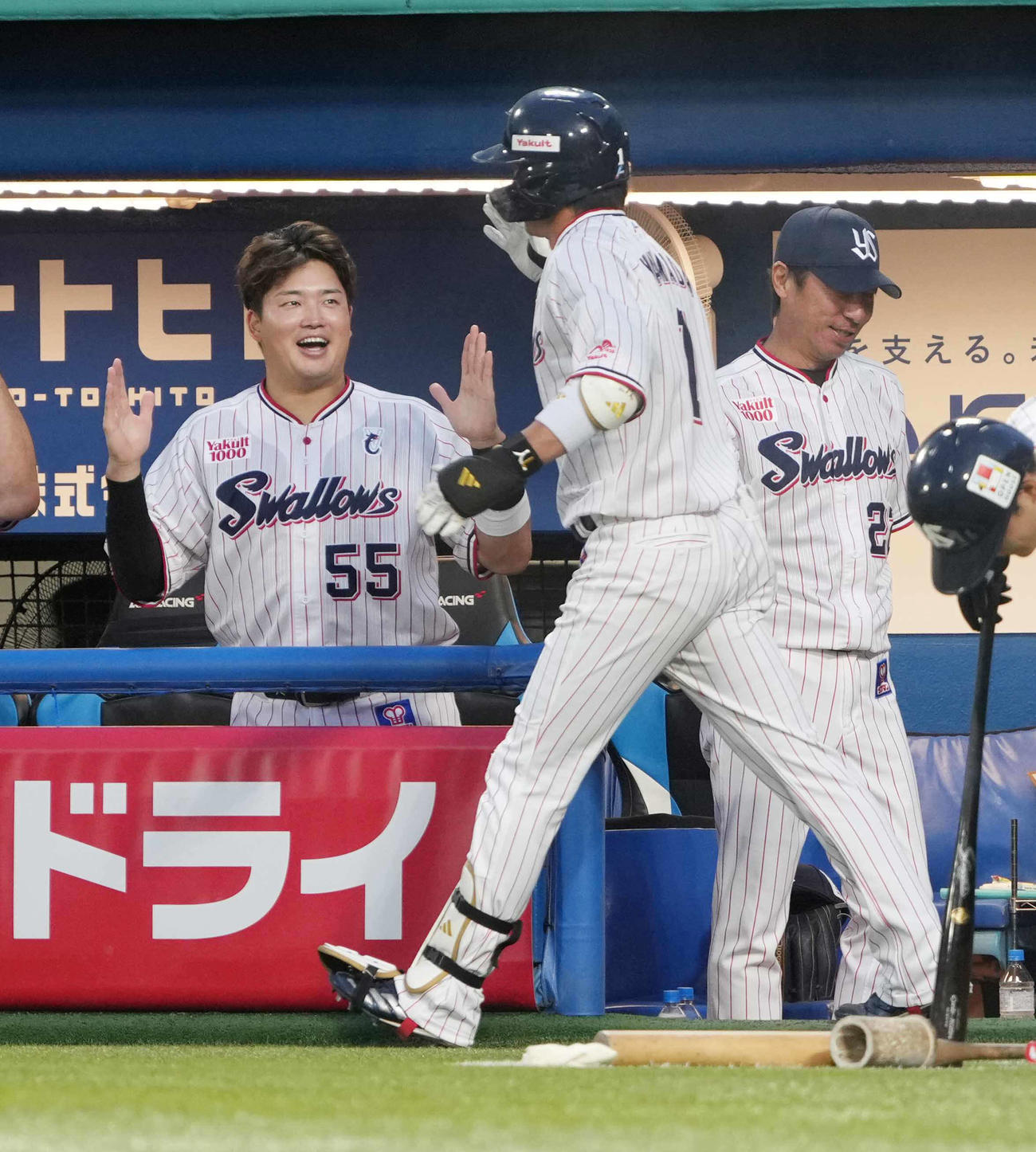 ヤクルト対DeNA 2回裏ヤクルト無死、山田は左越えに先制ソロ本塁打を放ち村上から「山ポーズ」の祝福を受ける。右は高津監督（撮影・小沢裕）