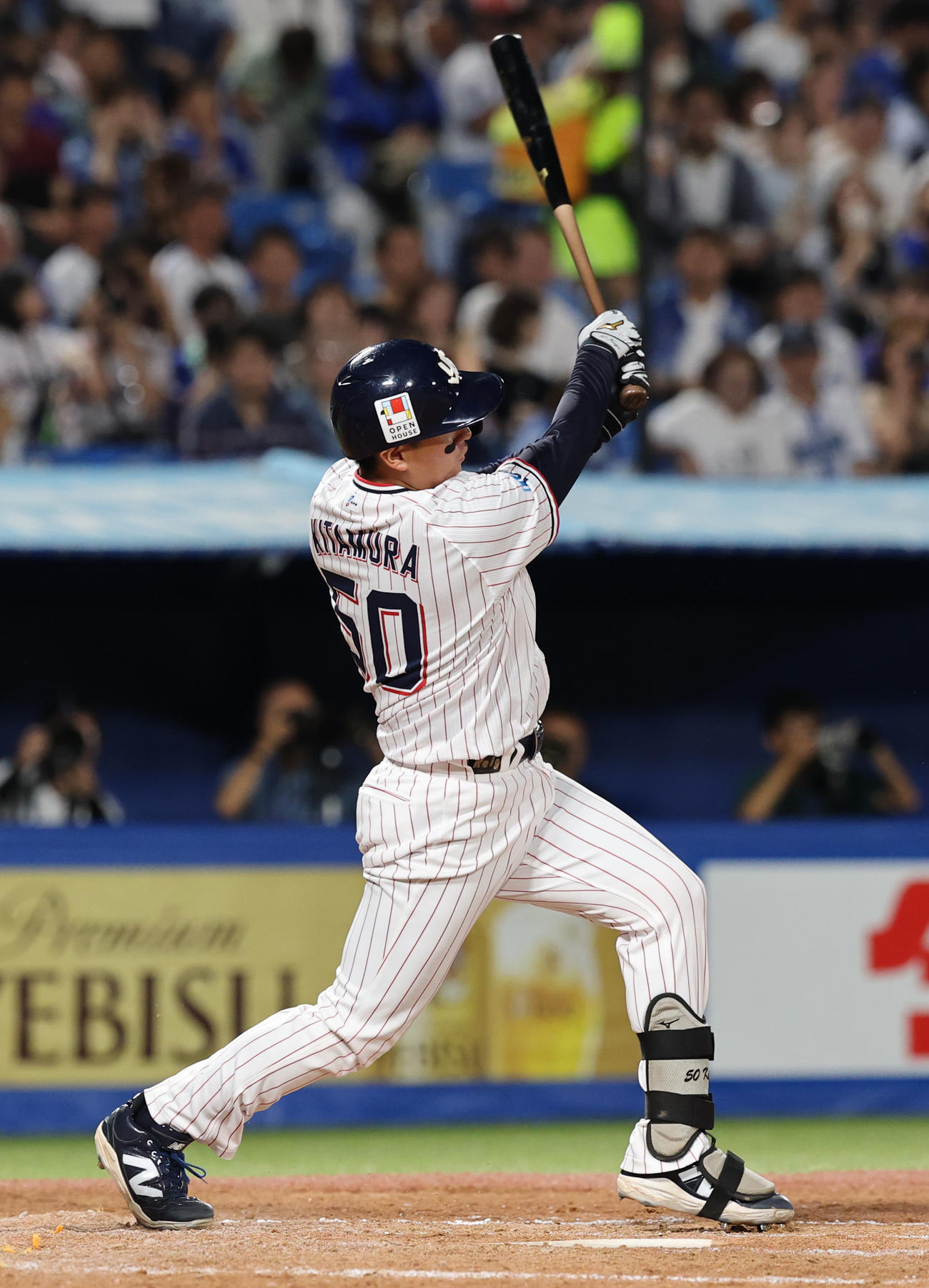 ヤクルト対DeNA 4回裏ヤクルト無死、左越え本塁打を放つ北村（撮影・野上伸悟）