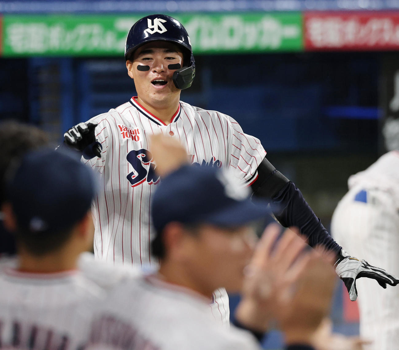 ヤクルト対DeNA 4回裏ヤクルト無死、左越え本塁打を放ち喜ぶ北村（撮影・野上伸悟）