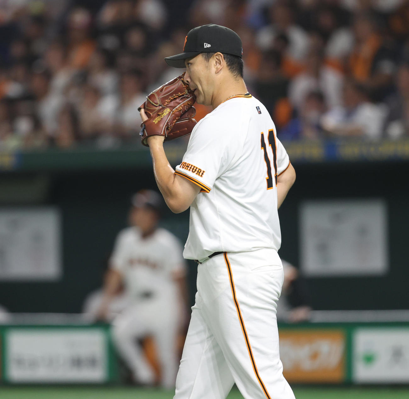巨人対中日　5回表中日2死二塁、ボスラーに同点適時打を浴び渋い表情の田中将（撮影・水谷安孝）