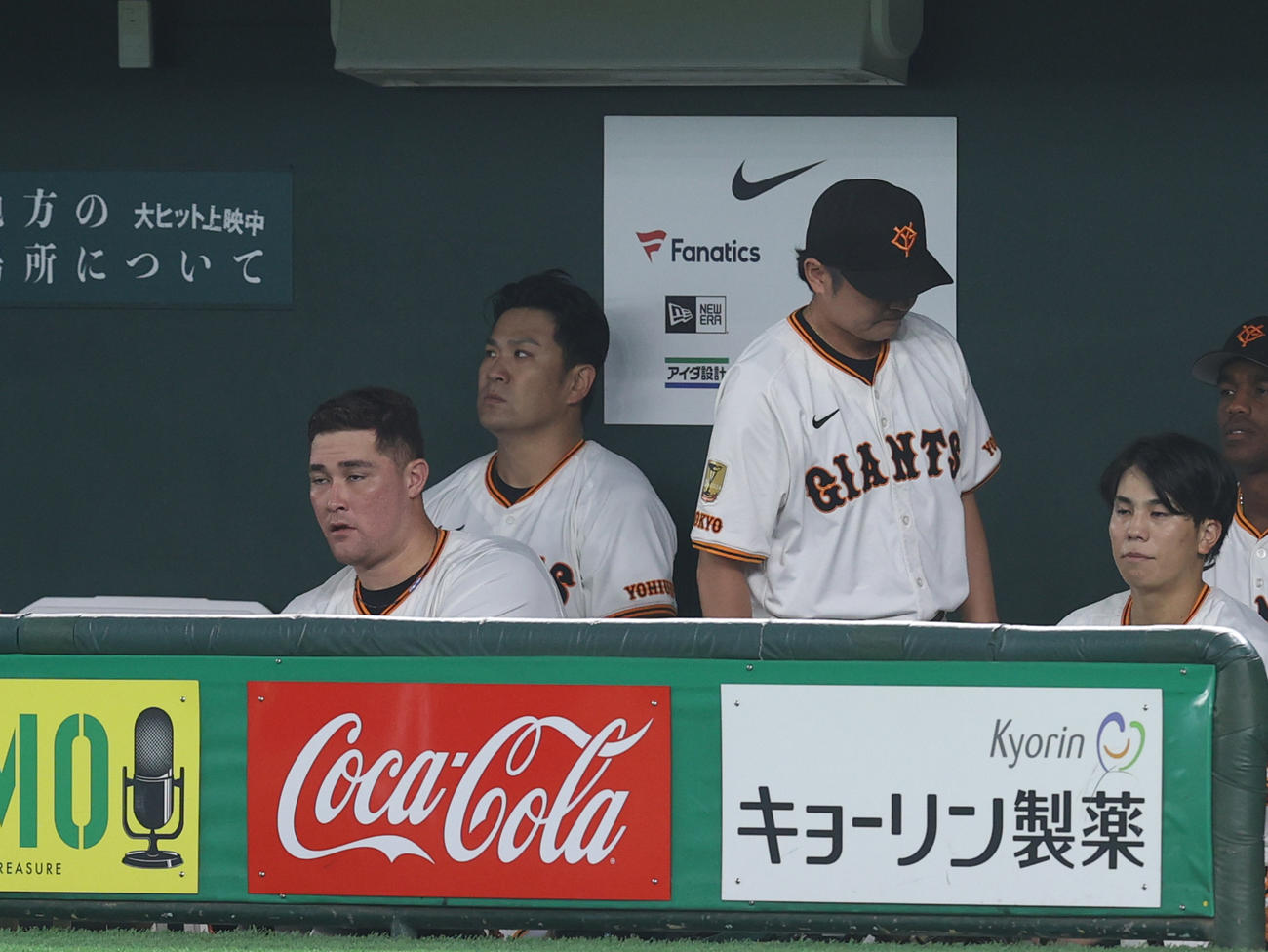 巨人対中日　5回表に同点に追いつかれベンチに戻り悔しそうな表情を見せる田中将（左から2人目）（撮影・水谷安孝）