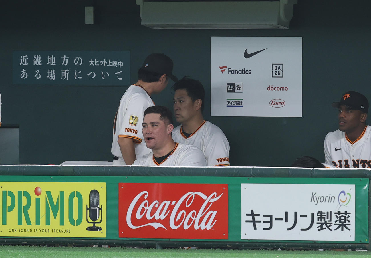 巨人対中日　5回表に同点に追いつかれベンチに戻り悔しそうな表情を見せる田中将（中央）（撮影・水谷安孝）