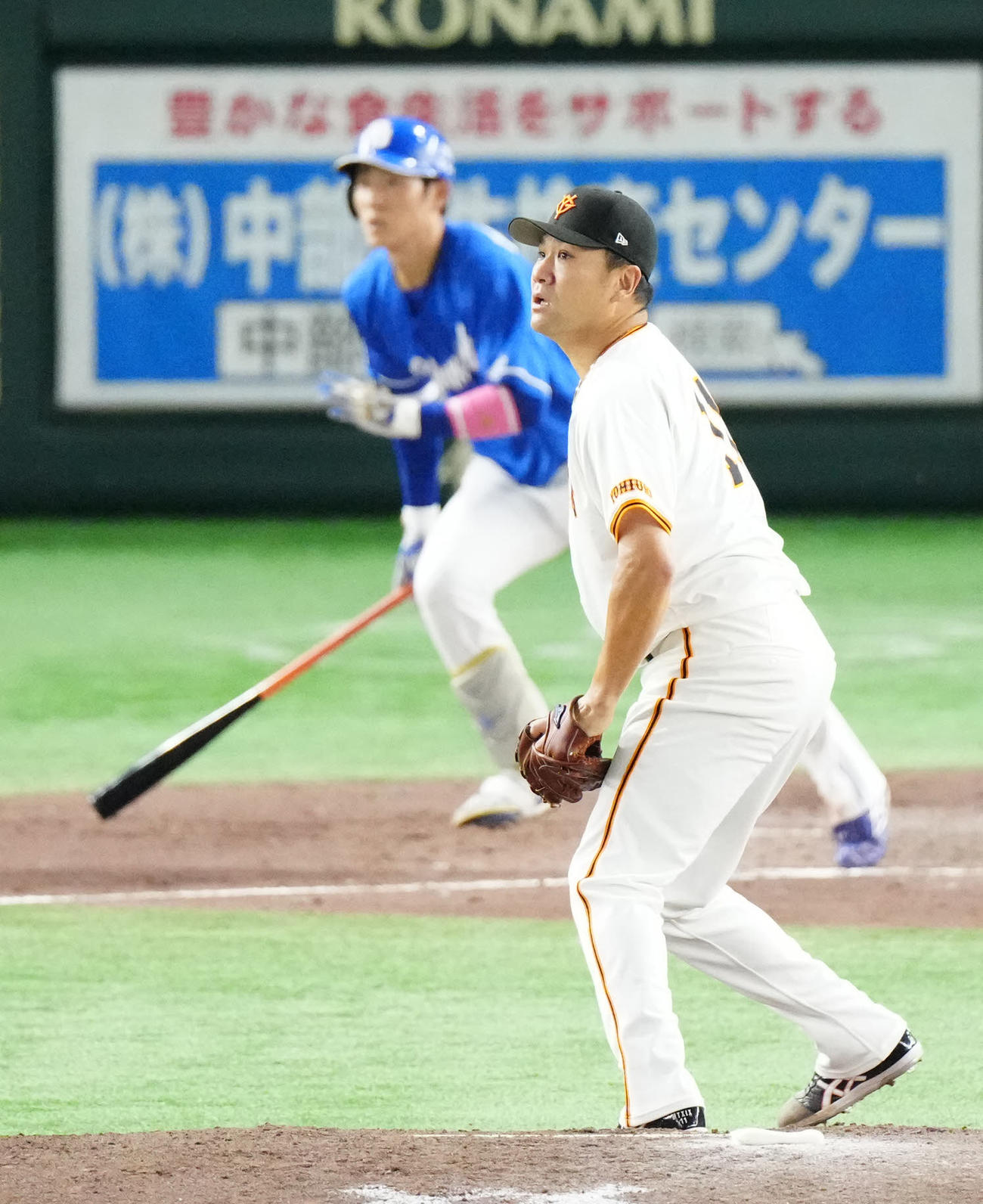 巨人対中日　5回表中日1死二塁、上林（後方）に適時二塁打を浴びる田中将（撮影・江口和貴）
