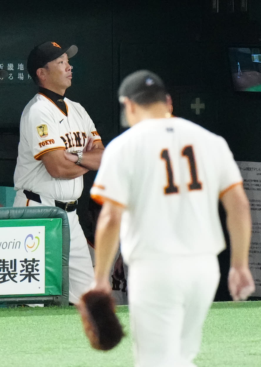 巨人対中日　5回表終了後、ベンチで厳しい表情の巨人阿部監督。手前は引き揚げる先発の田中将（撮影・江口和貴）