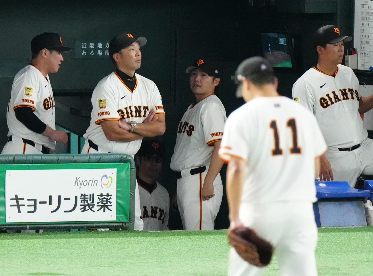 巨人対中日　5回表終了後、ベンチで厳しい表情の巨人阿部監督（左から2人目）。手前は引き揚げる先発の田中将（撮影・江口和貴）