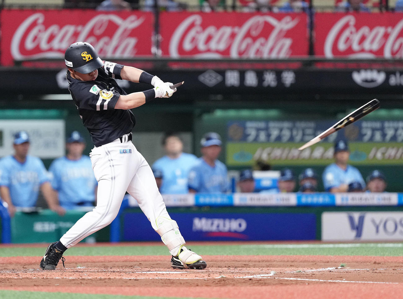 西武対ソフトバンク　1回表ソフトバンク2死満塁、海野はバットを折りながら中前2点適時打を放つ（撮影・足立雅史）