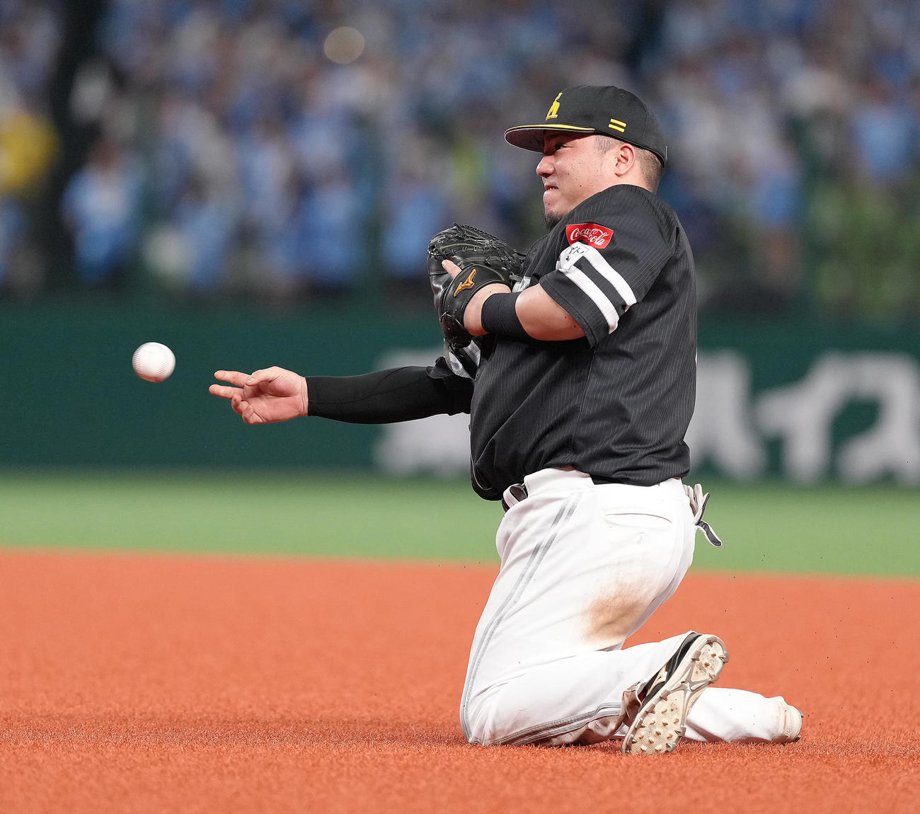 西武対ソフトバンク　6回裏西武無死一、二塁、渡部聖の打球を一塁へ悪送球する山川（撮影・足立雅史）