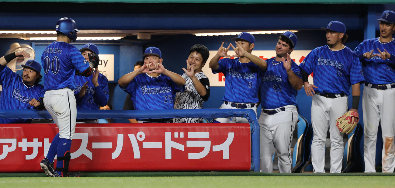 ヤクルト対DeNA 9回表DeNA2死一塁、右越え2点本塁打を放ちベンチに迎えられる林（撮影・野上伸悟）