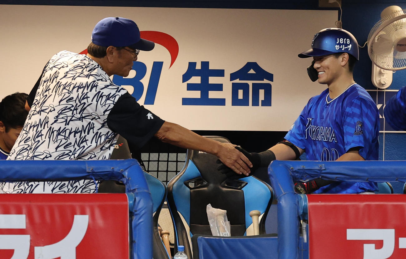 ヤクルト対DeNA 9回表DeNA2死一塁、右越え2点本塁打を放ち田代コーチ（左）と握手する林（撮影・野上伸悟）
