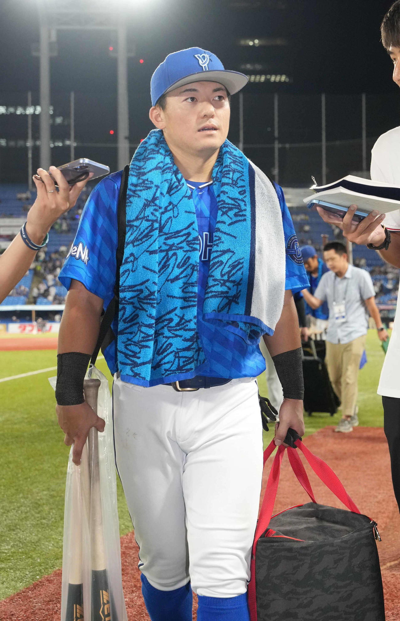 ヤクルト対DeNA　グラウンドを引き揚げるDeNA林（撮影・小沢裕）