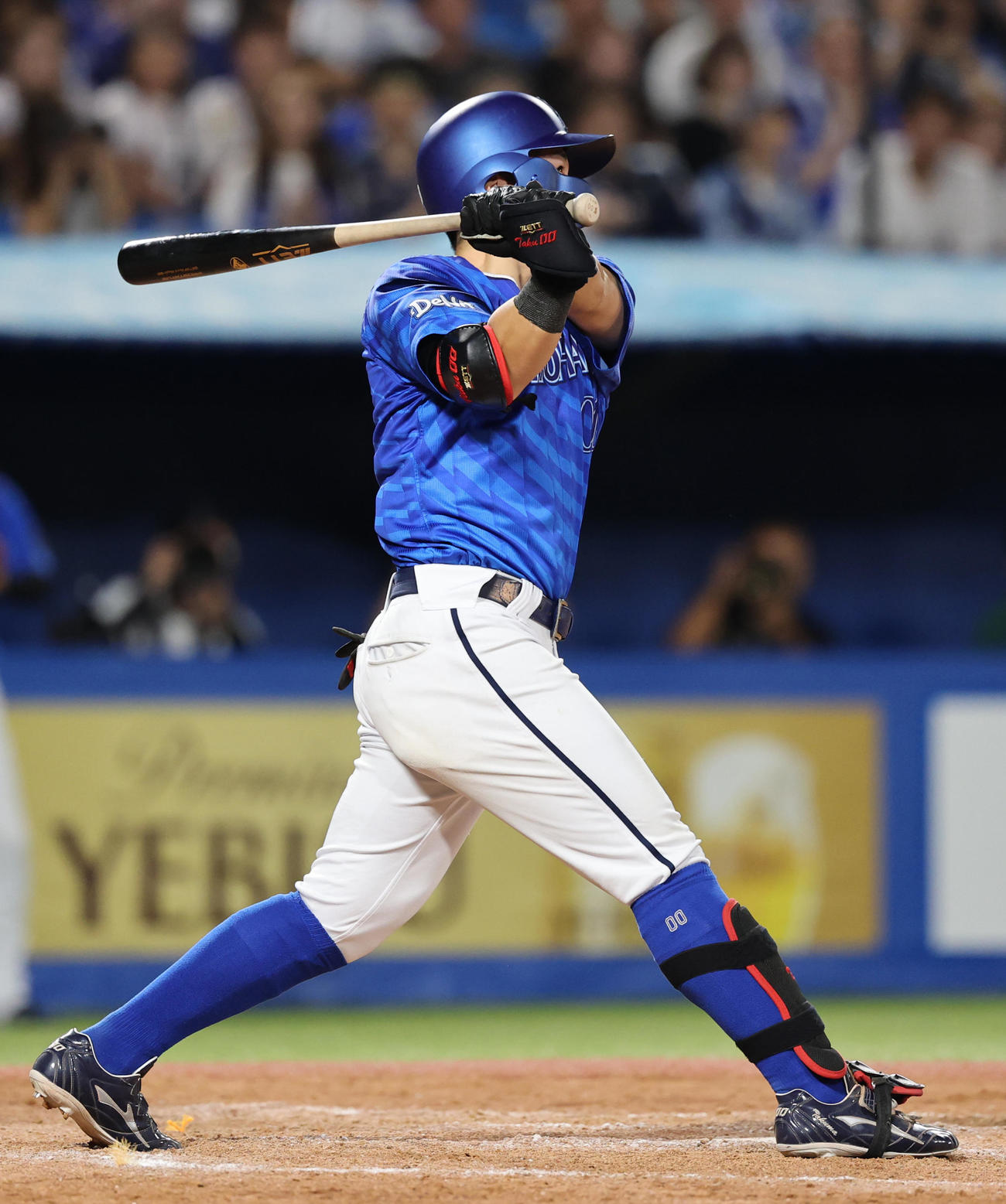 ヤクルト対DeNA 9回表DeNA2死一塁、右越え2点本塁打を放つ林（撮影・野上伸悟）