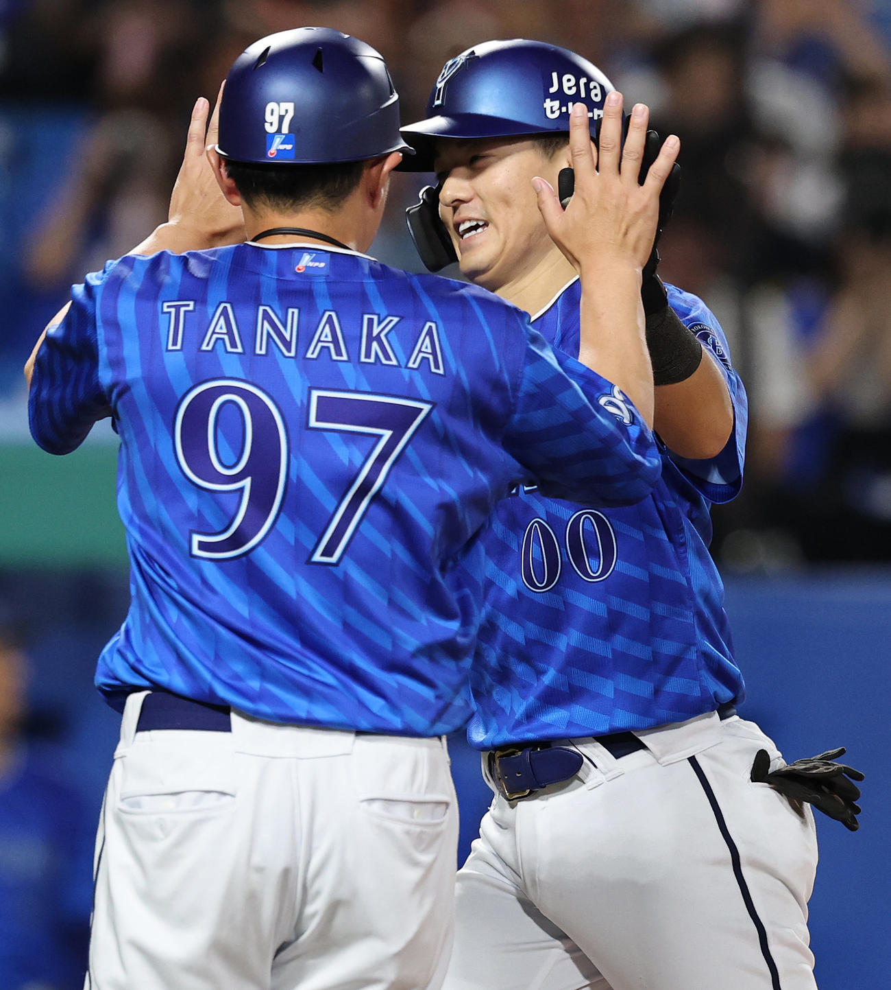 ヤクルト対DeNA 9回表DeNA2死一塁、右越え2点本塁打を放ち喜ぶ林（撮影・野上伸悟）