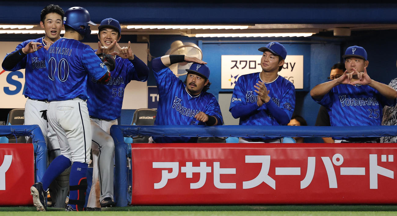 ヤクルト対DeNA 9回表DeNA2死一塁、右越え2点本塁打を放ちベンチに迎えられる林（撮影・野上伸悟）