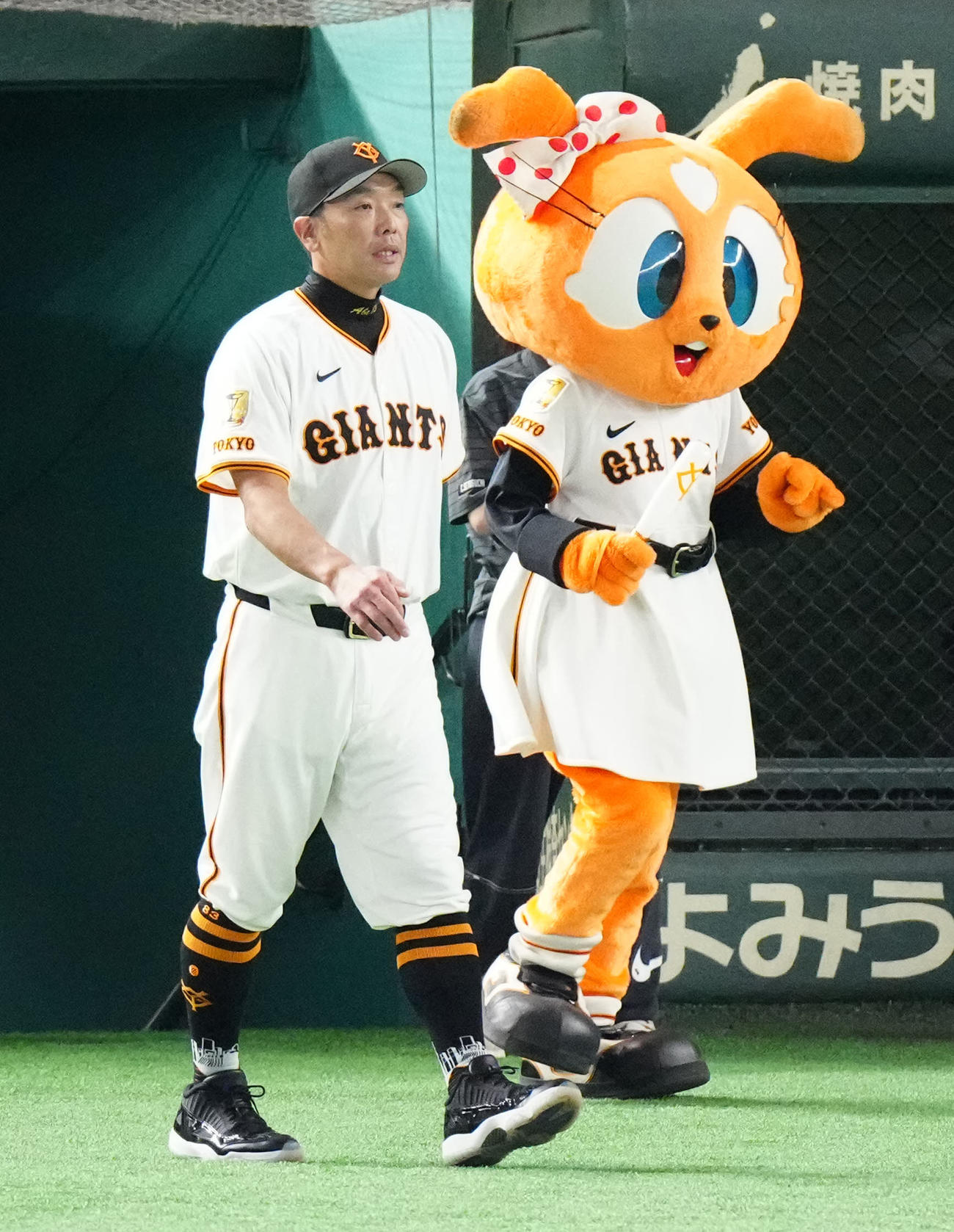 巨人対中日　6回表開始前、選手交代を告げに向かう巨人阿部監督（撮影・江口和貴）