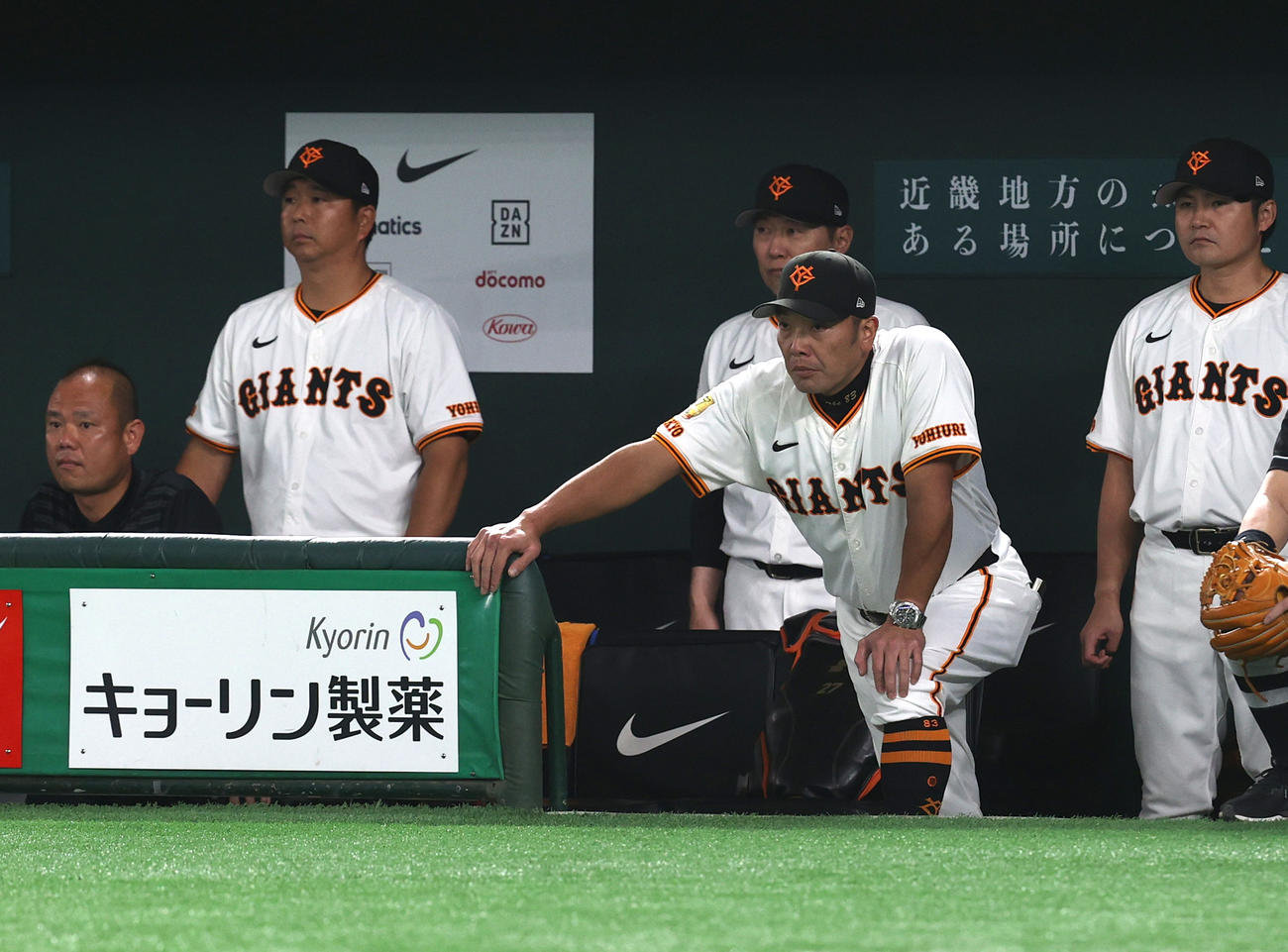 巨人対中日　7回裏巨人1死一、二塁、身を乗り出して戦況を見詰める巨人阿部監督（撮影・水谷安孝）