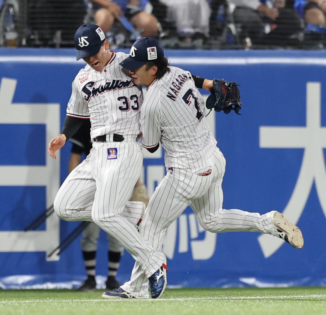 ヤクルト対DeNA 3回表DeNA2死、林の打球を追い交錯する内山（左）と長岡（撮影・野上伸悟）