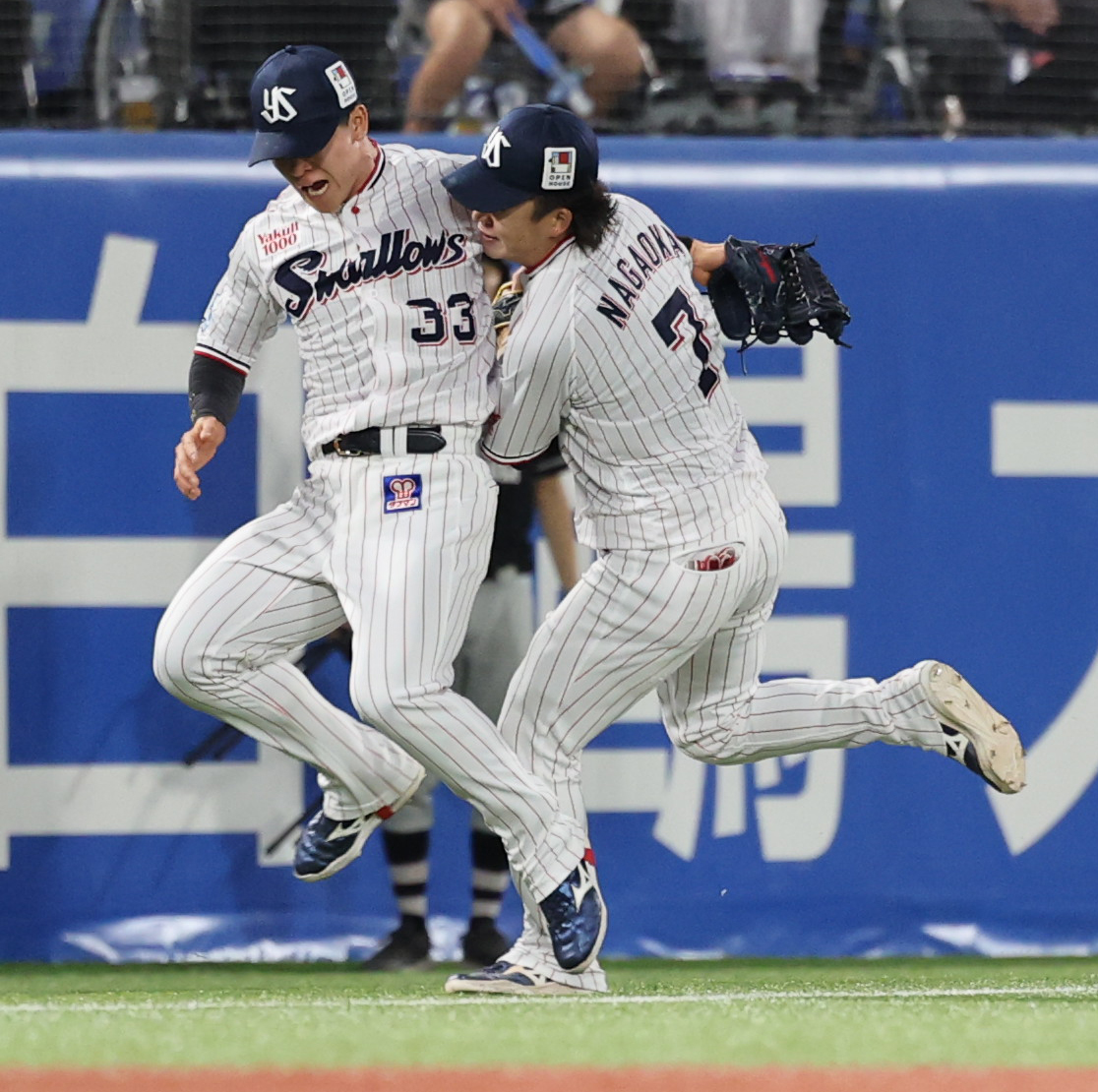 ヤクルト対DeNA 3回表DeNA2死、林の打球を追い交錯する内山（左）と長岡（撮影・野上伸悟）