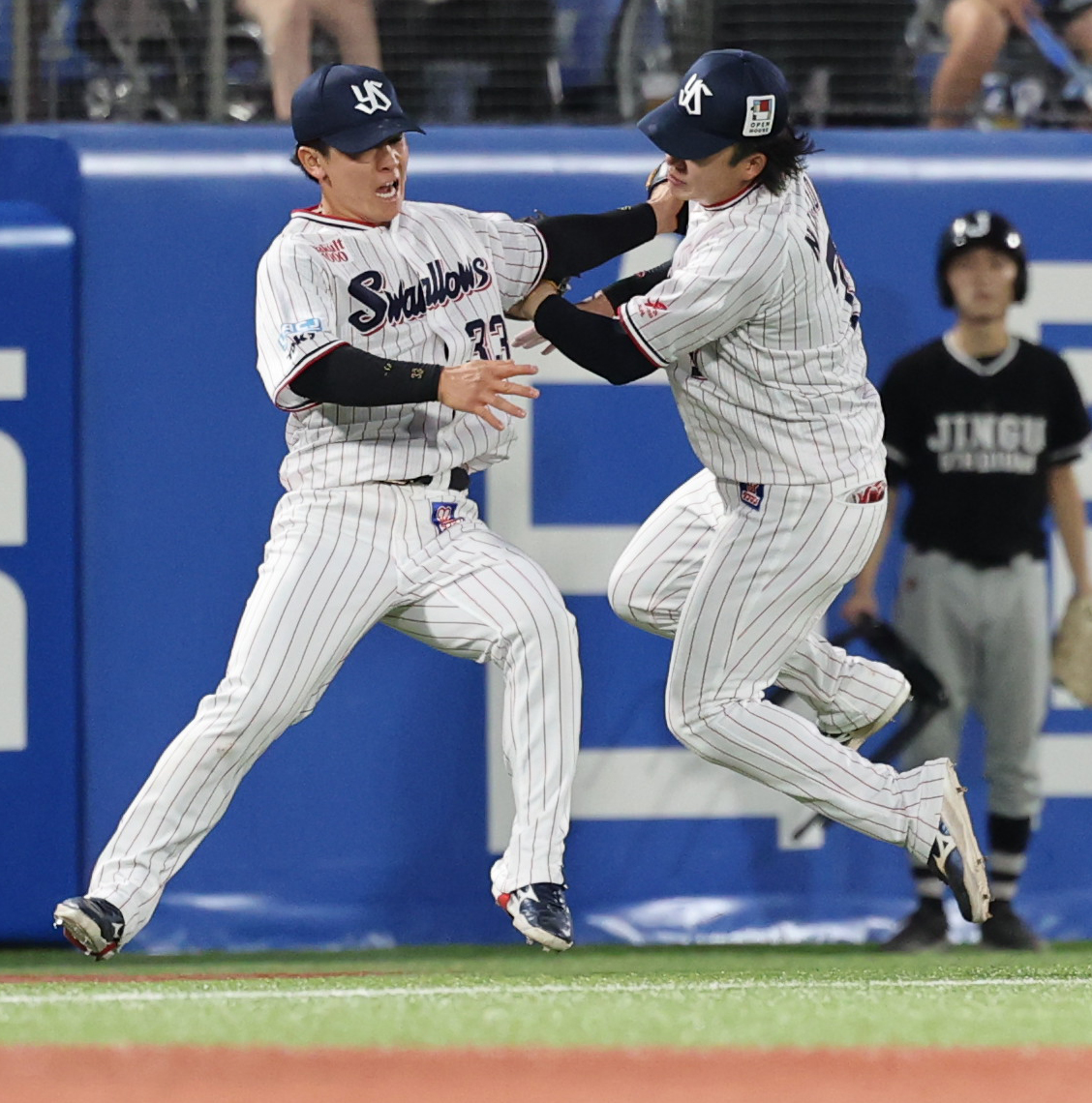 ヤクルト対DeNA 3回表DeNA2死、林の打球を追い交錯する内山（左）と長岡（撮影・野上伸悟）