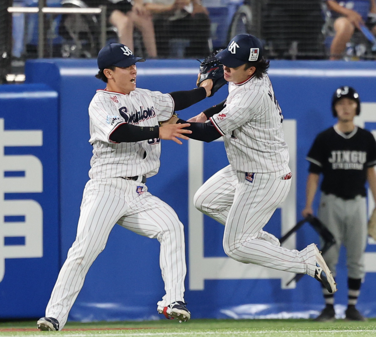 ヤクルト対DeNA 3回表DeNA2死、林の打球を追い交錯する内山（左）と長岡（撮影・野上伸悟）