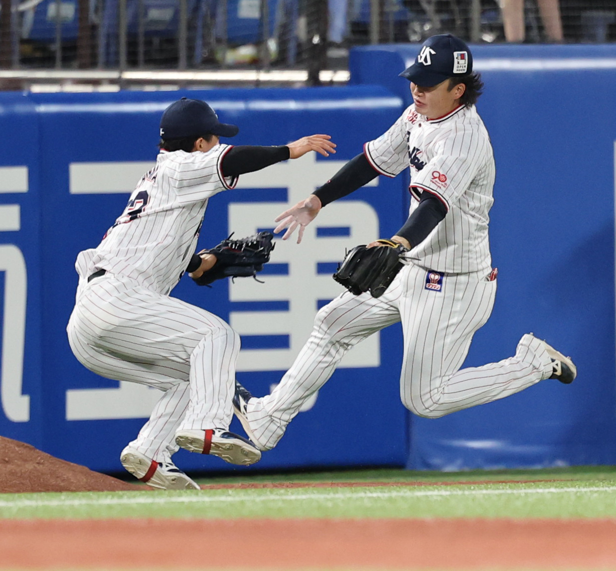 ヤクルト対DeNA 3回表DeNA2死、林の打球を追い交錯する内山（左）と長岡（撮影・野上伸悟）