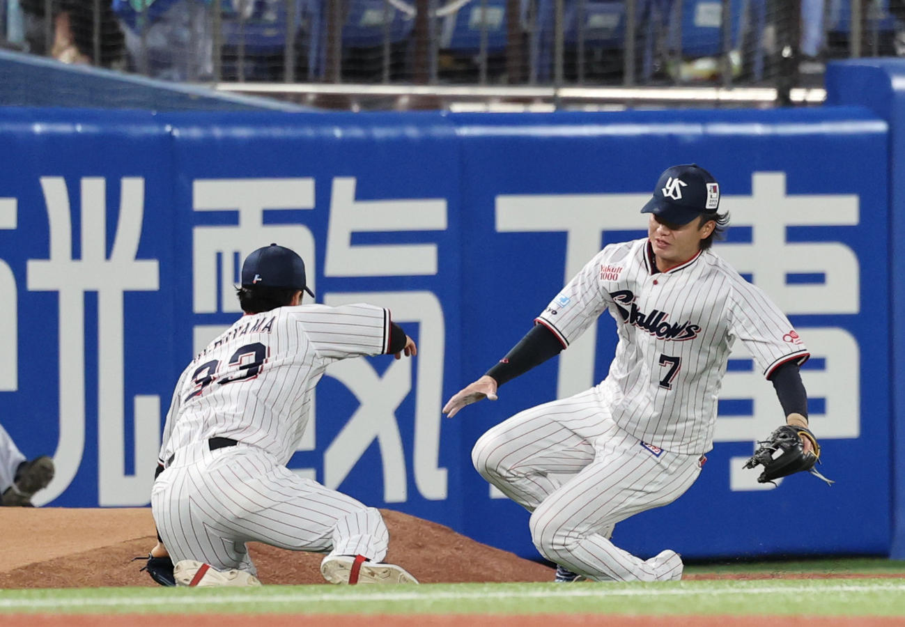 ヤクルト対DeNA 3回表DeNA2死、林の打球を追い交錯する内山（左）と長岡（撮影・野上伸悟）