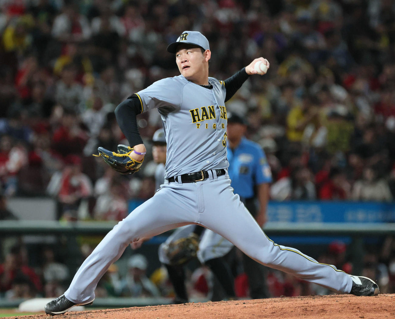 広島対阪神　8回裏広島、阪神2番手の及川（撮影・加藤孝規）