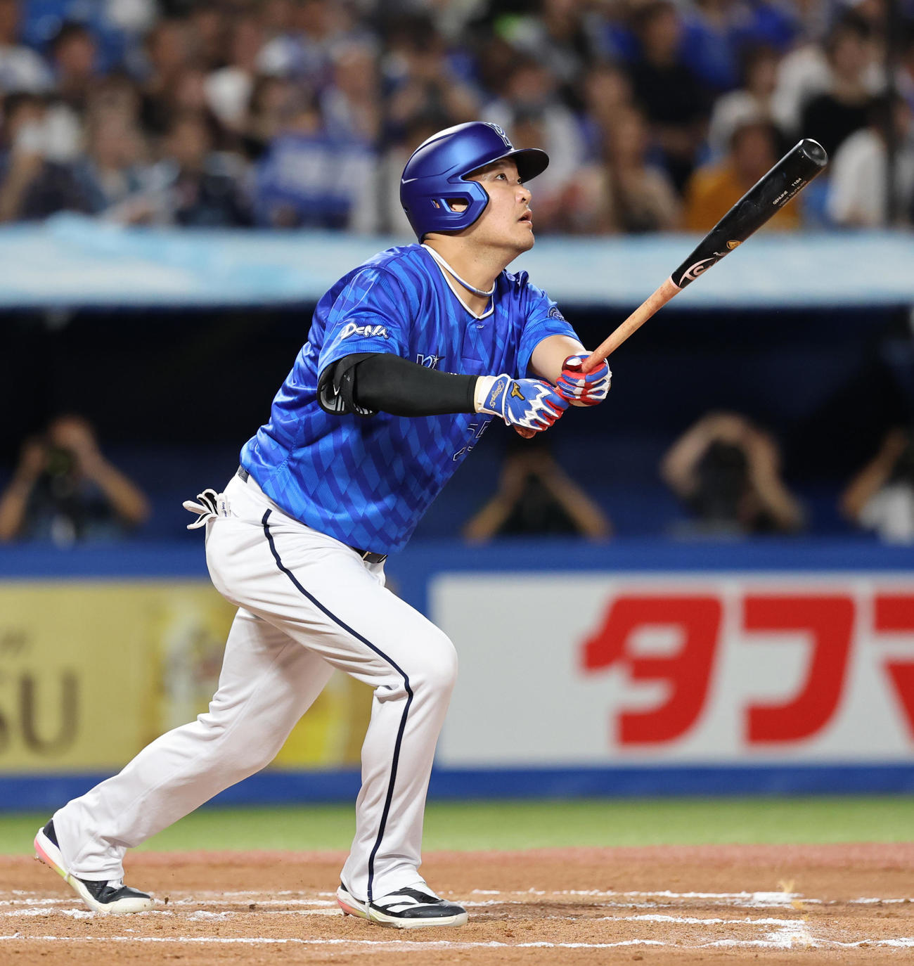 ヤクルト対DeNA 6回表DeNA2死一、二塁、右越え3点本塁打を放つ筒香（撮影・野上伸悟）