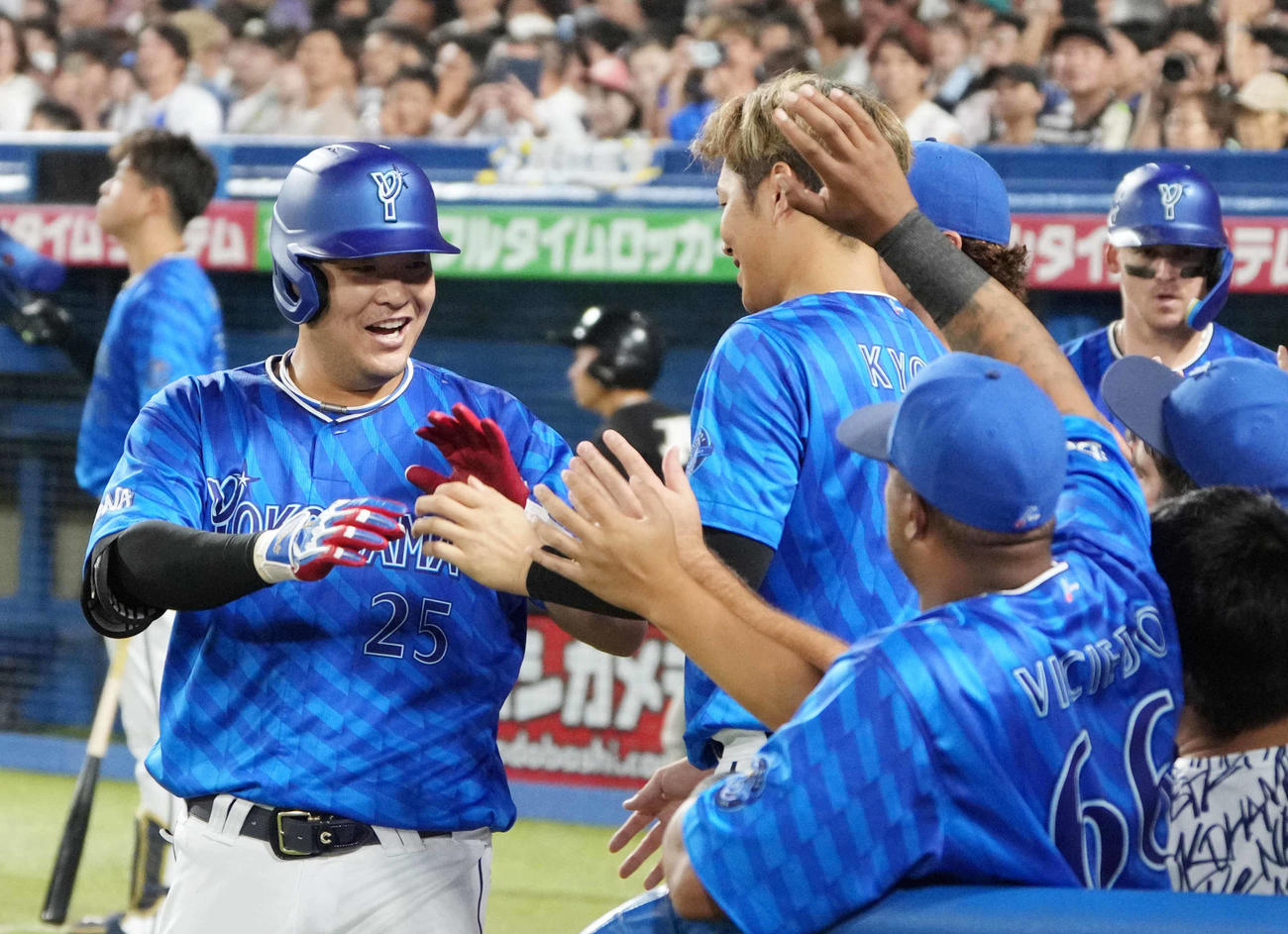 ヤクルト対DeNA 6回表DeNA2死一、二塁、代打筒香（左）は右越えに3点本塁打を放ちベンチのナインの祝福を受ける（撮影・小沢裕）