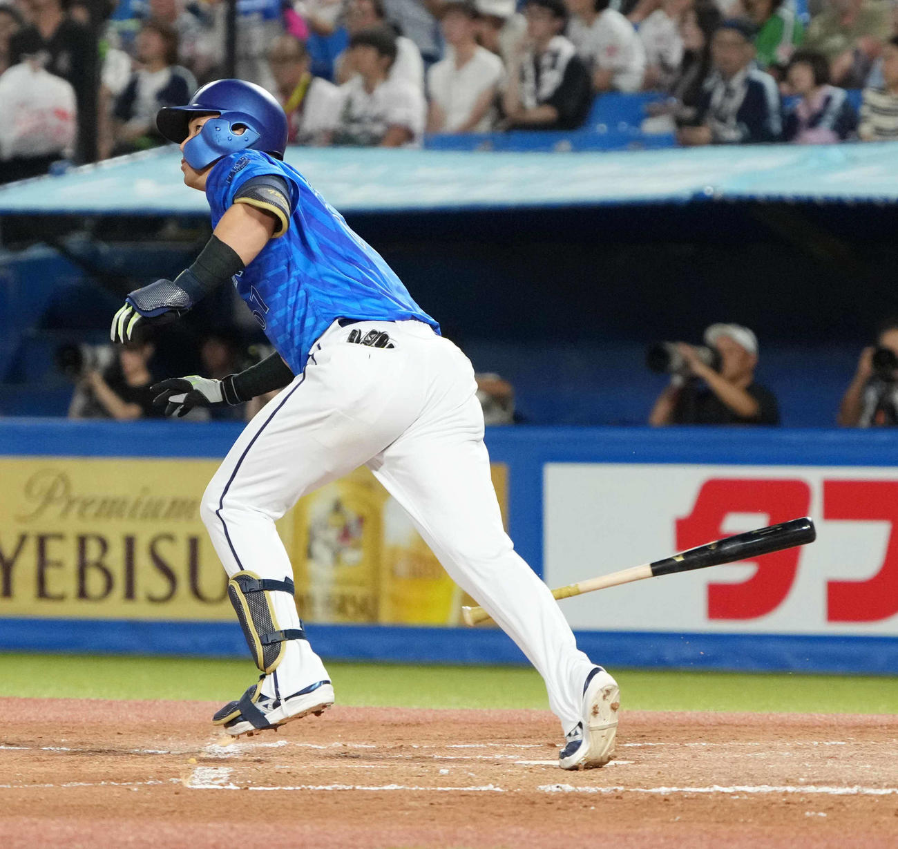 ヤクルト対DeNA 3回表DeNA2死一塁、蝦名は左越えに逆転2点本塁打を放つ（撮影・小沢裕）