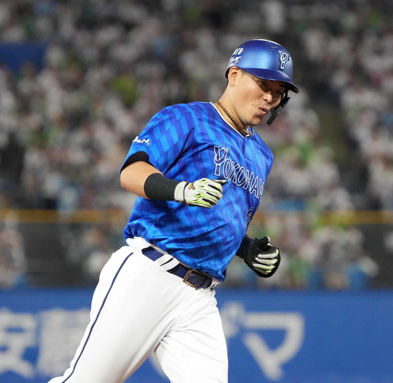 ヤクルト対DeNA 3回表DeNA2死一塁、蝦名は左越えに逆転2点本塁打を放ち三塁をまわる（撮影・小沢裕）