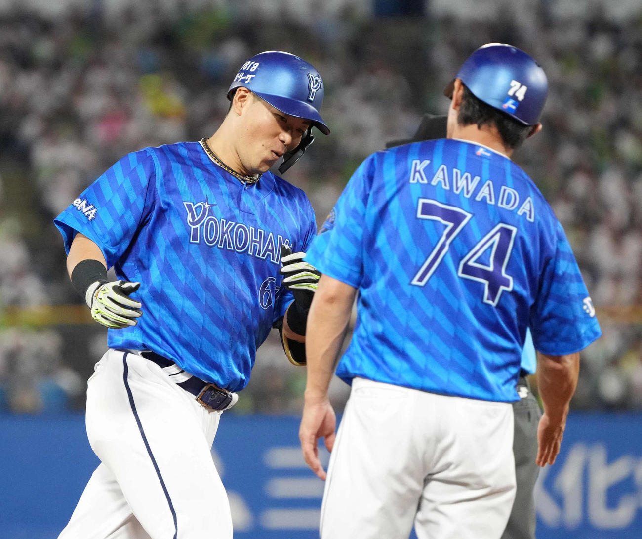 ヤクルト対DeNA 3回表DeNA2死一塁、蝦名は左越えに逆転2点本塁打を放ち河田三塁コーチ（右）の祝福を受ける（撮影・小沢裕）