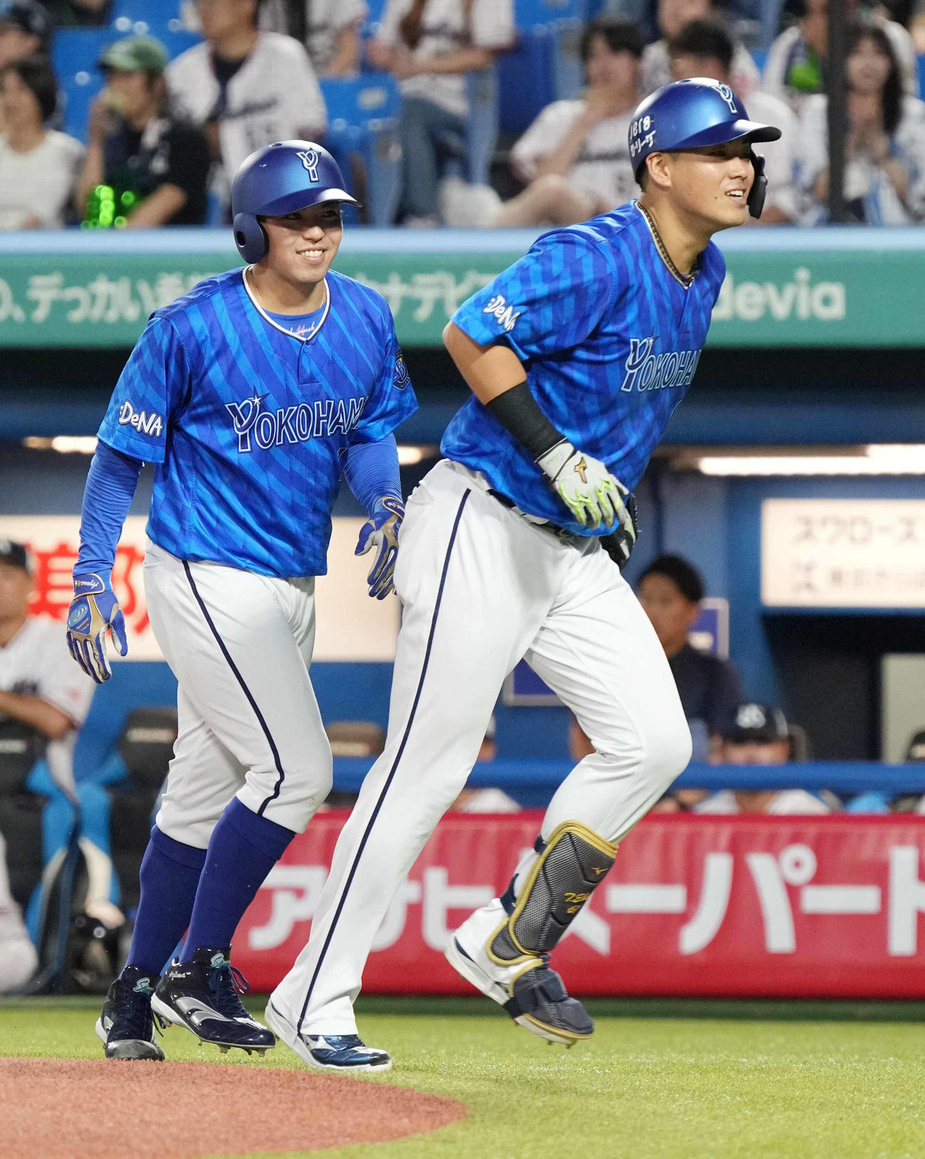ヤクルト対DeNA 3回表DeNA2死一塁、蝦名は左越えに逆転2点本塁打を放つ。左は東（撮影・小沢裕）