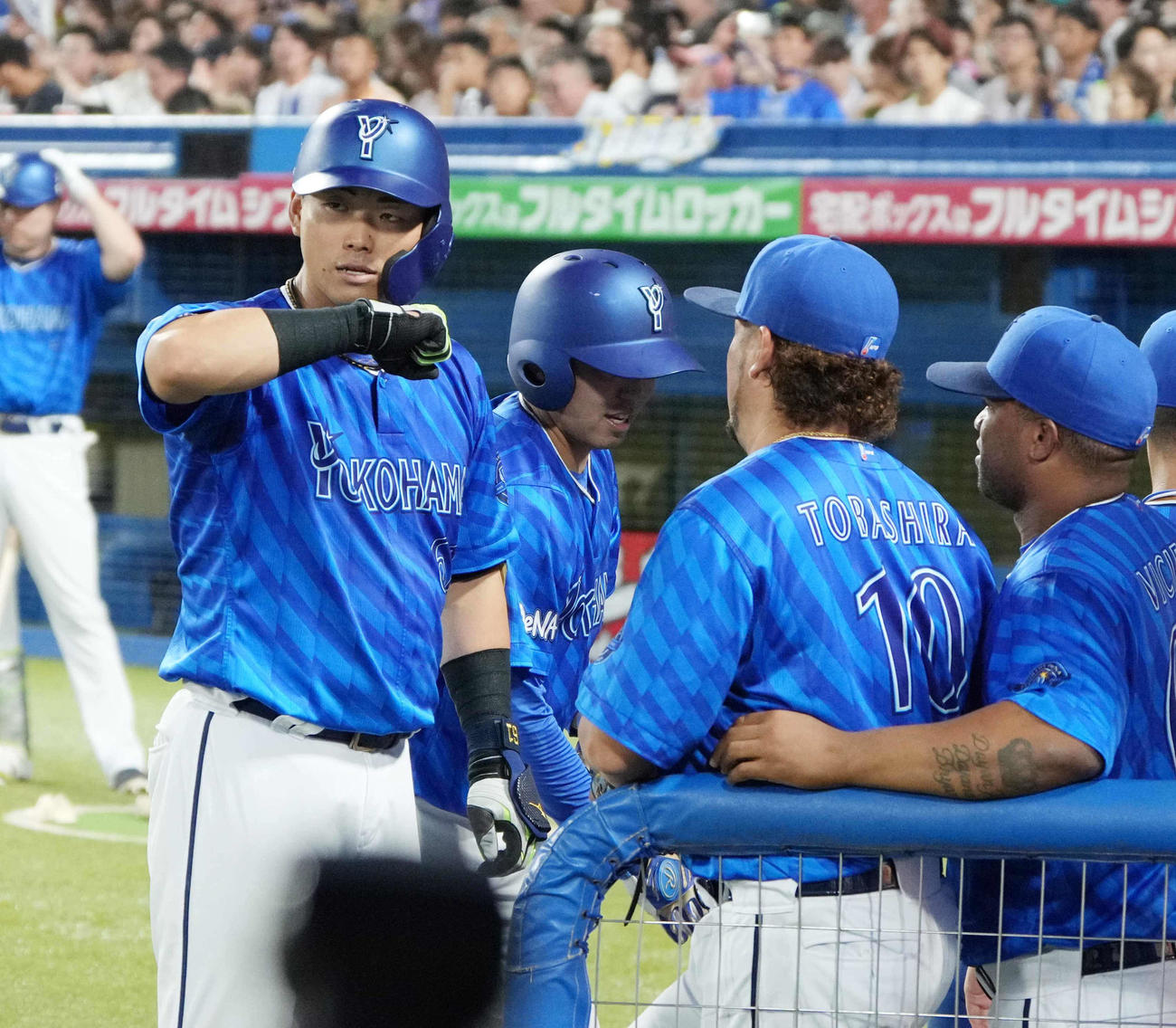 ヤクルト対DeNA 3回表DeNA2死一塁、蝦名（左）は左越えに逆転2点本塁打を放ちポーズを決める（撮影・小沢裕）