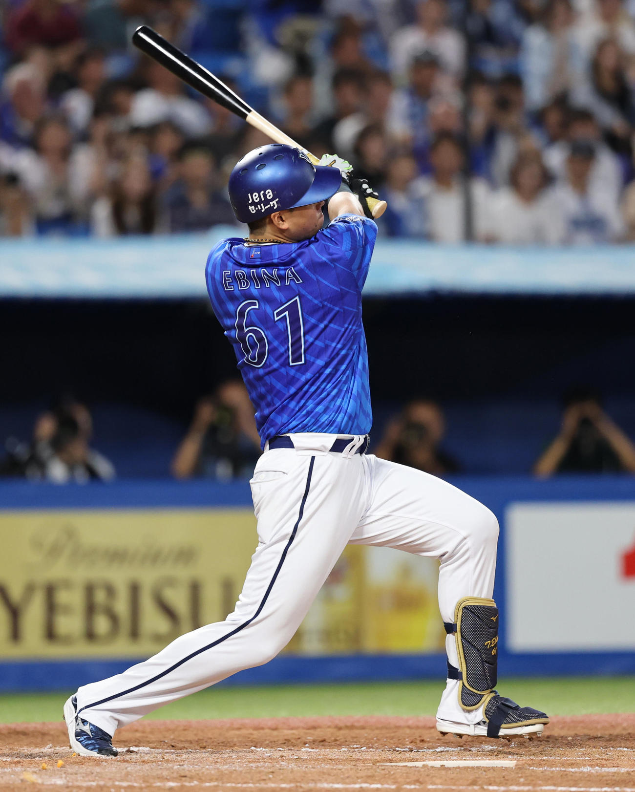 ヤクルト対DeNA 3回表DeNA2死一塁、左越え2点本塁打を放つ蝦名（撮影・野上伸悟）