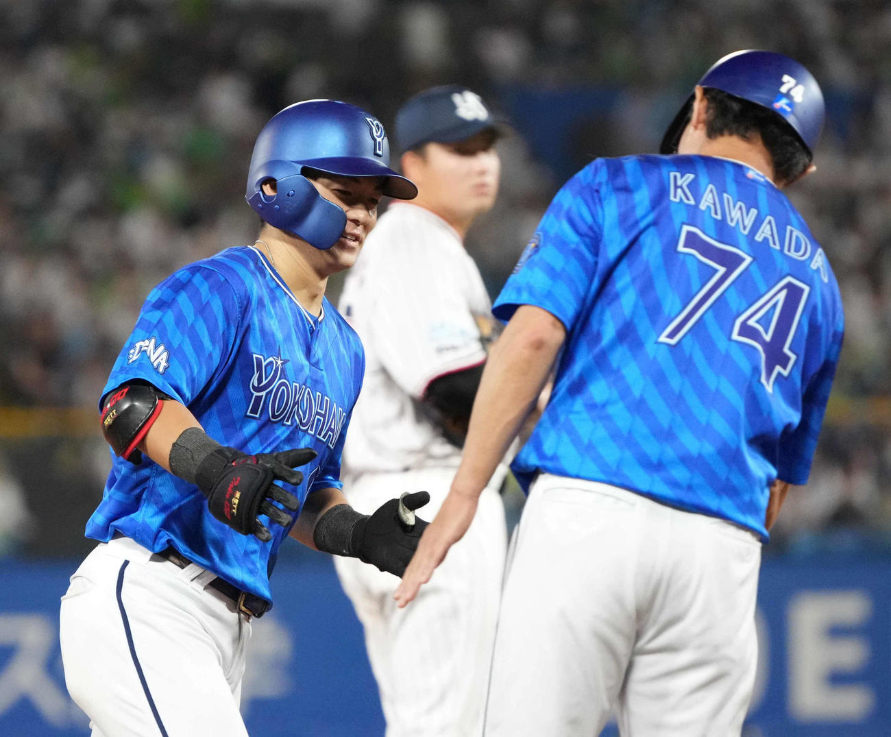 ヤクルト対DeNA 9回表DeNA2死一塁、林（左）は右越えに2点本塁打を放ち河田三塁コーチの祝福を受ける（撮影・小沢裕）