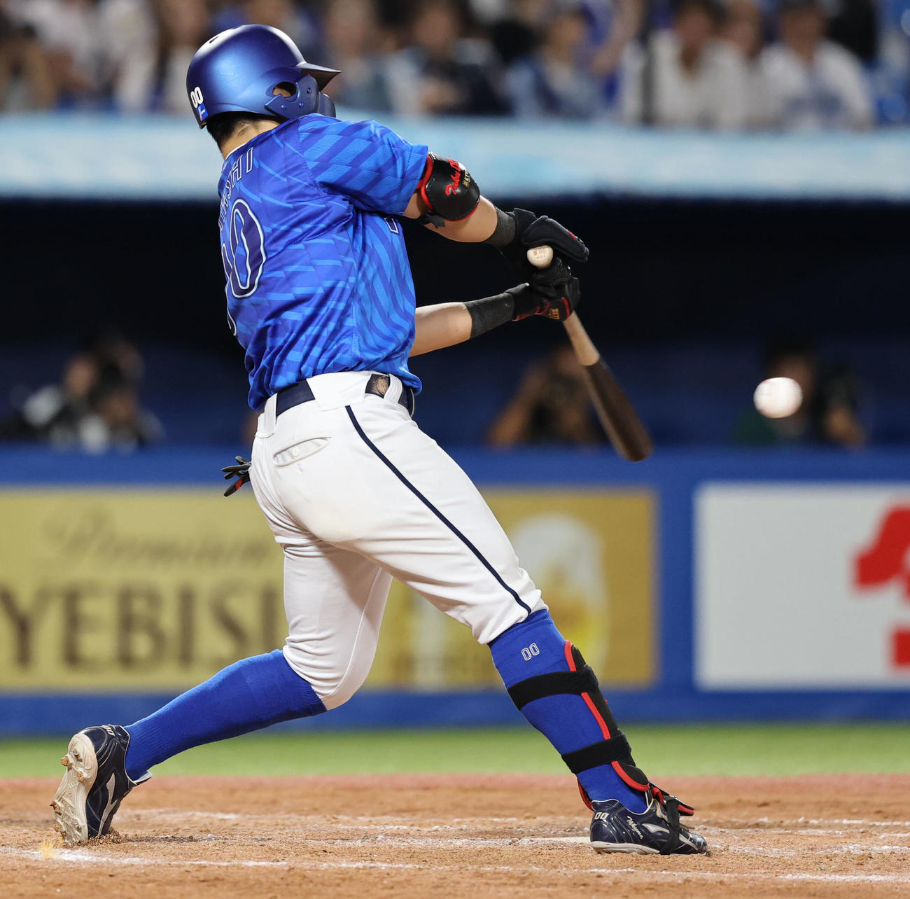 ヤクルト対DeNA 9回表DeNA2死一塁、右越え2点本塁打を放つ林（撮影・野上伸悟）