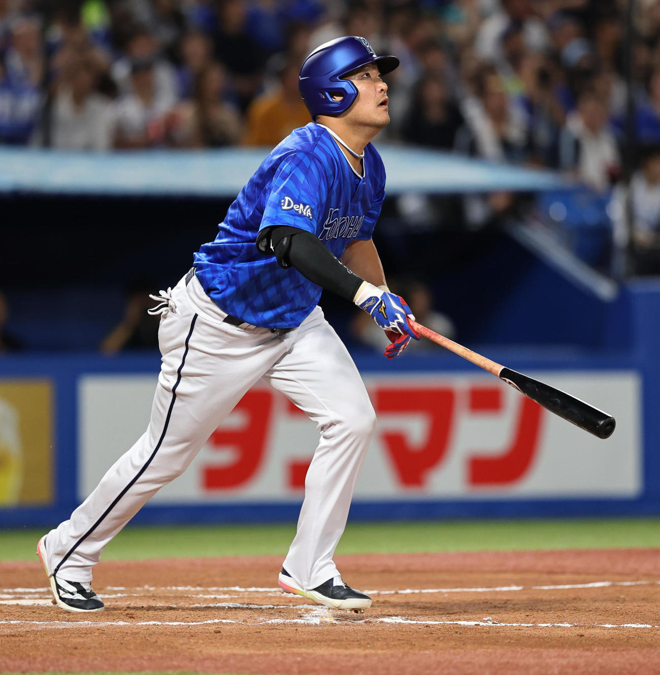 ヤクルト対DeNA 6回表DeNA2死一、二塁、右越え3点本塁打を放つ筒香（撮影・野上伸悟）