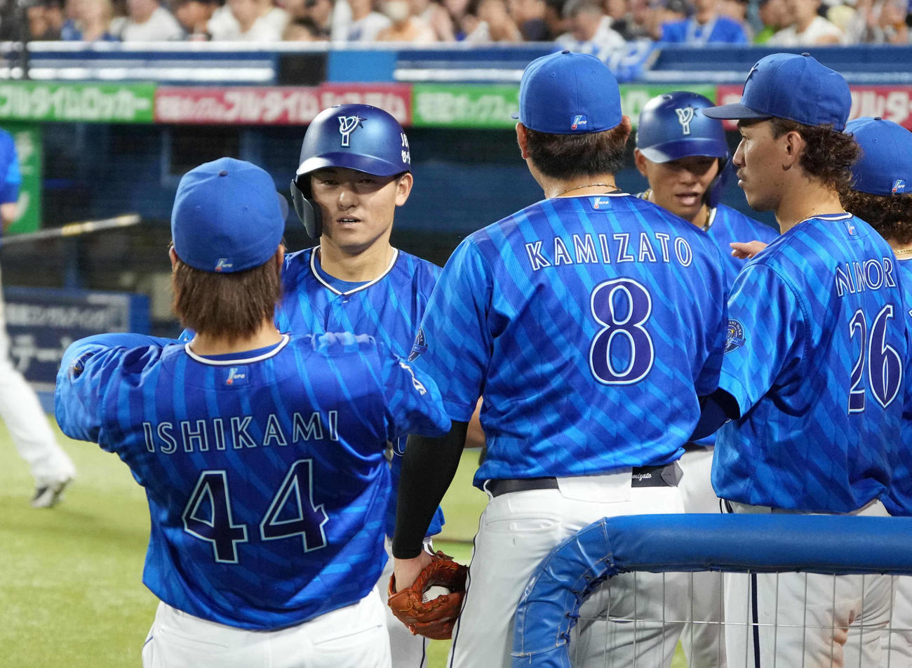 ヤクルト対DeNA 9回表DeNA2死一塁、林（左から2人目）は右越えに2点本塁打を放ちベンチのナインの祝福を受ける（撮影・小沢裕）