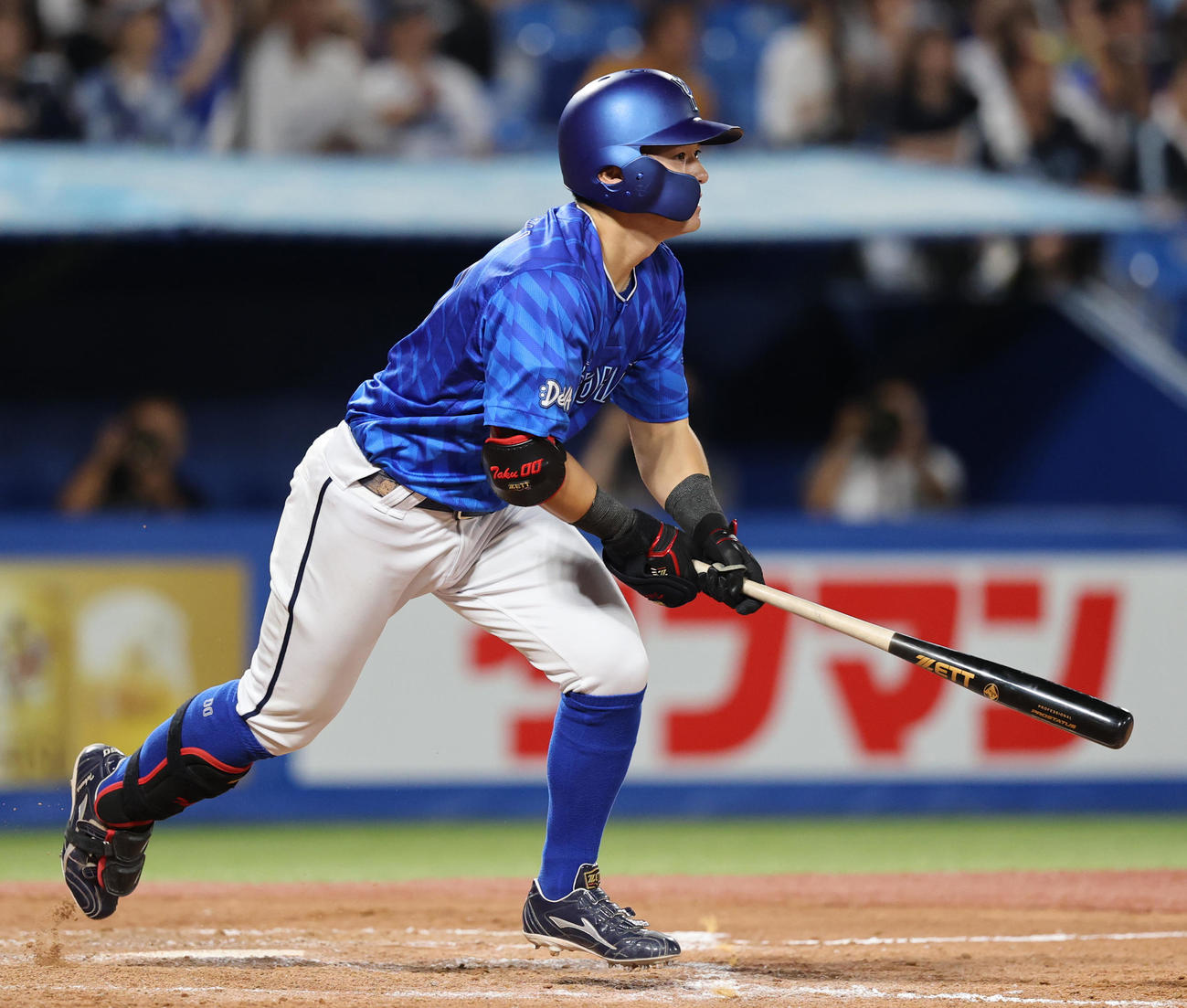 ヤクルト対DeNA 9回表DeNA2死一塁、右越え2点本塁打を放つ林（撮影・野上伸悟）