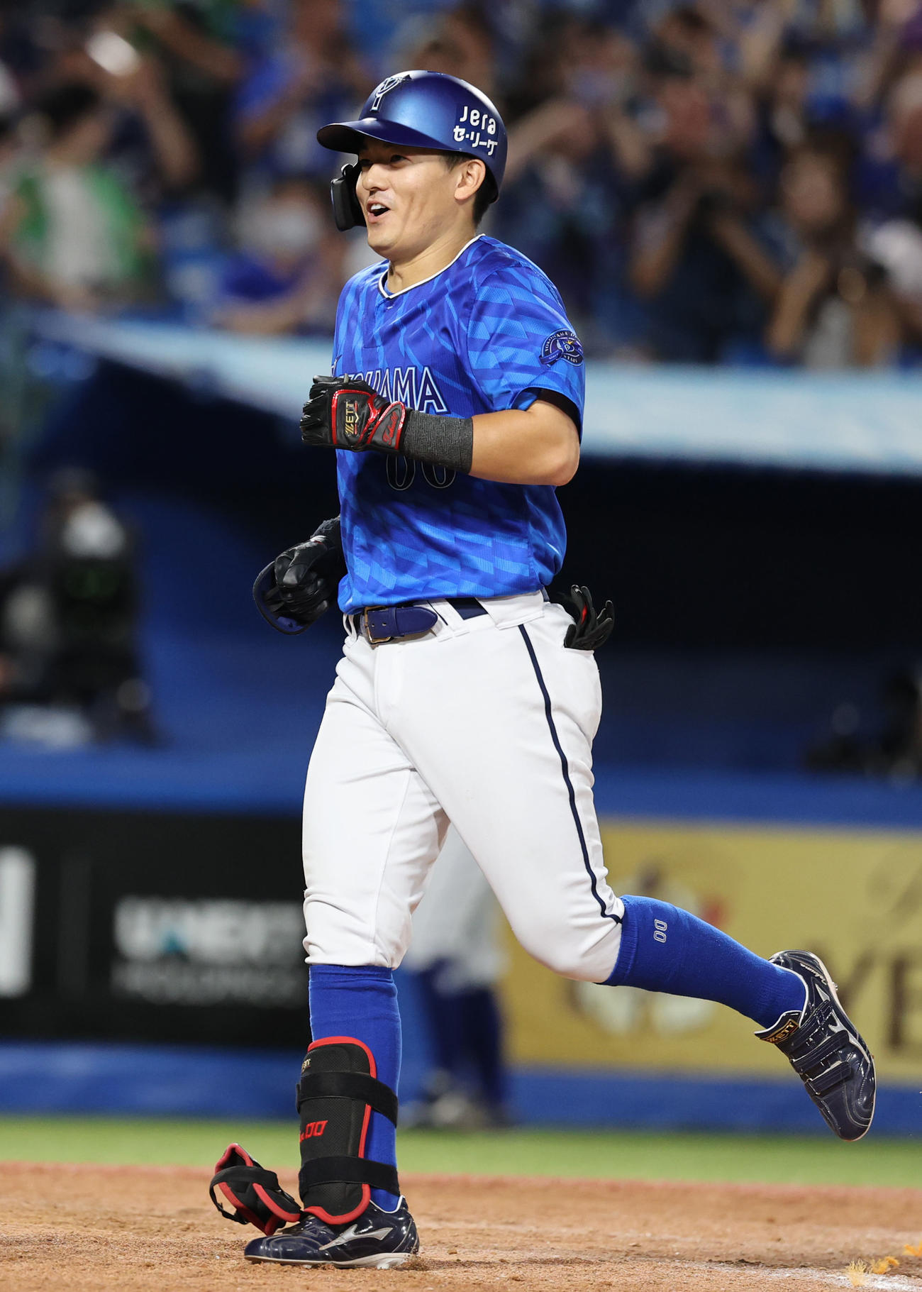ヤクルト対DeNA 9回表DeNA2死一塁、右越え2点本塁打を放ち喜ぶ林（撮影・野上伸悟）
