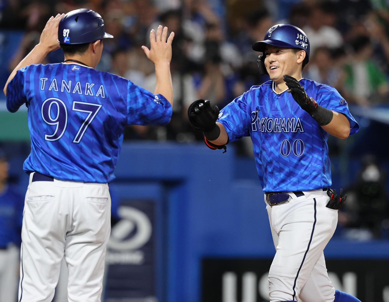 ヤクルト対DeNA 9回表DeNA2死一塁、右越え2点本塁打を放ち喜ぶ林（撮影・野上伸悟）