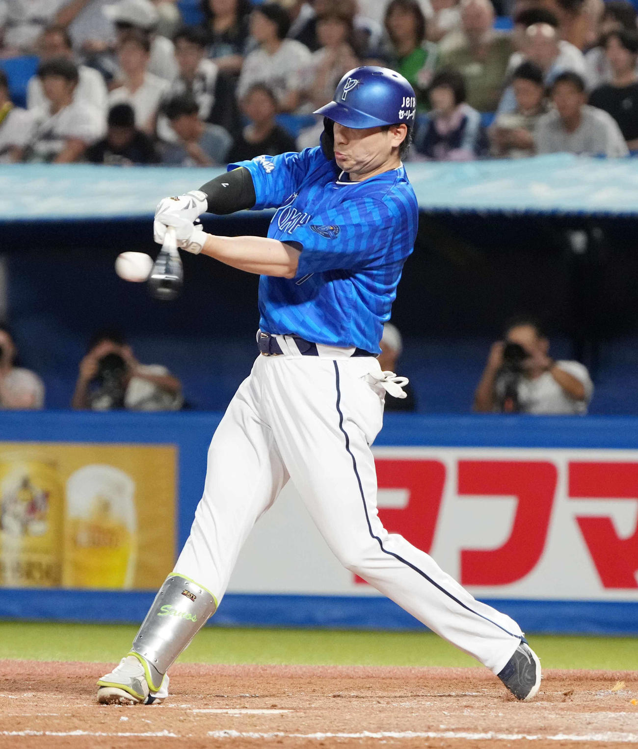 ヤクルト対DeNA 3回表DeNA2死三塁、佐野は中前適時打を放つ（撮影・小沢裕）