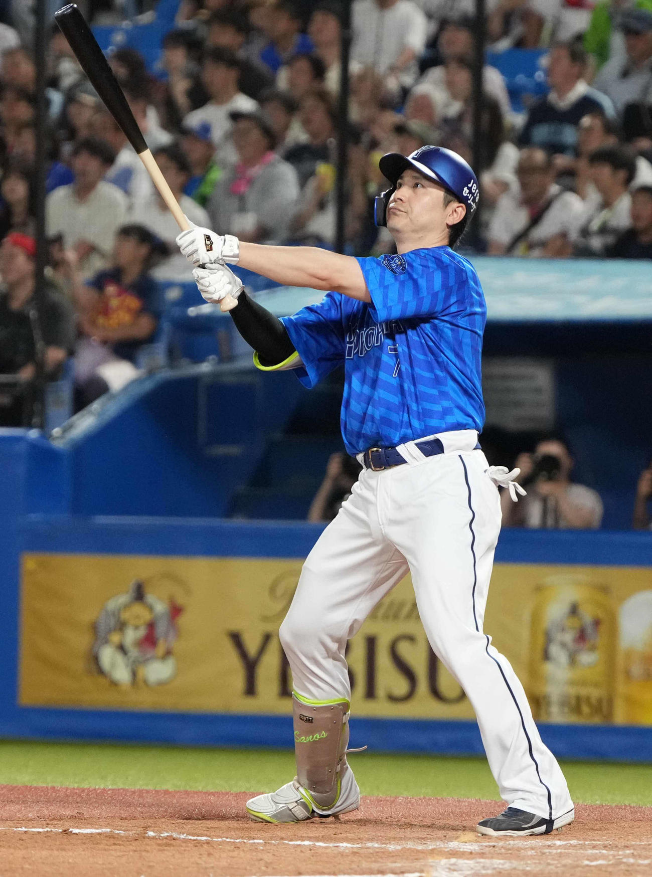 ヤクルト対DeNA 9回表DeNA2死、佐野は左越えに2者連続本塁打を放つ（撮影・小沢裕）